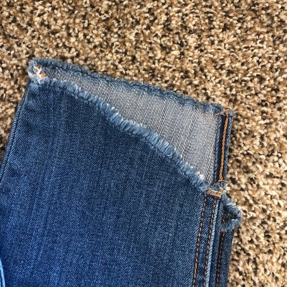 Medium wash raw hem distressed jeans - Picture 2 of 6